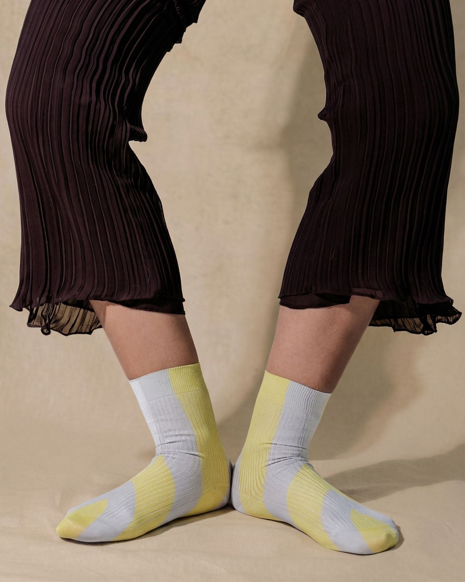 مخطط باللونين الأخضر الليموني والرمادي